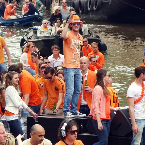 Gente de fiesta en barcas en la celebración del Día del Rey en Holanda