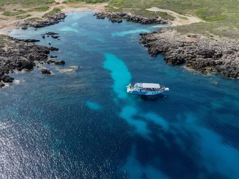 Embarcación turística fondeada en una cala del norte de Menorca