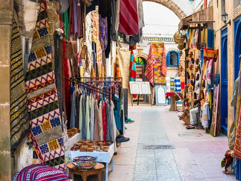Callejón con tiendas de artesanía en la medina de Essaouira, Marruecos