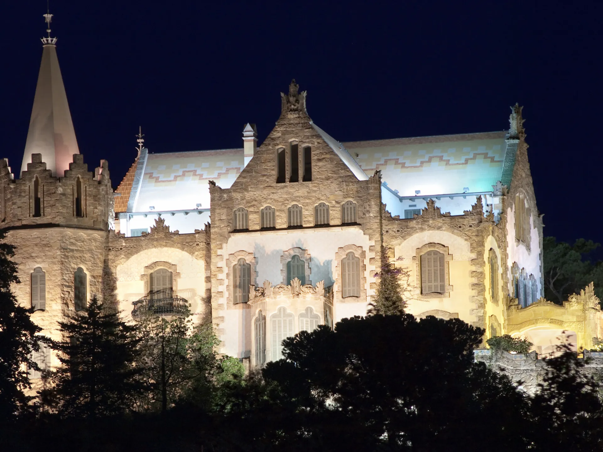 Casa Arnús en el Monte Tibidabo - Monte Tibidabo de Barcelona - Qué ver en Barcelona - Guía de Viajes Barcelona - Buendía Tours