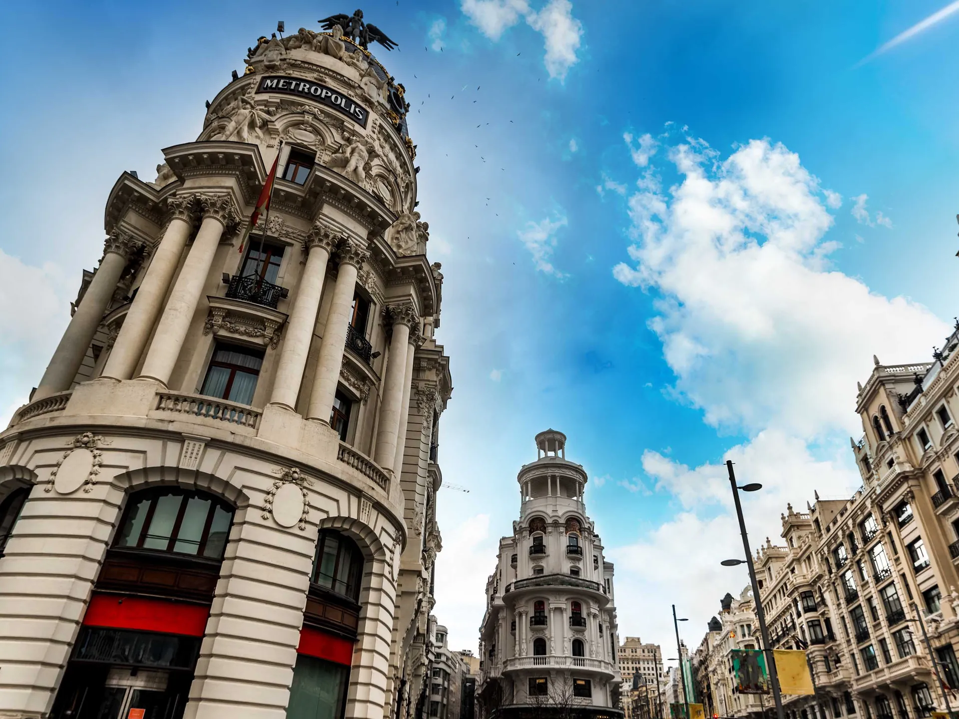 Edificio Metrópolis y detrás el edificio Grassy - Gran Vía de Madrid - Qué ver en Madrid - Guía de viaje Madrid - Buendía Tours