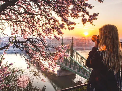 Chica fotografiando el gran río de Budapest