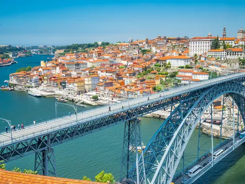 Vistas del puente Luís I y el casco histórico de Oporto junto al río Duero.