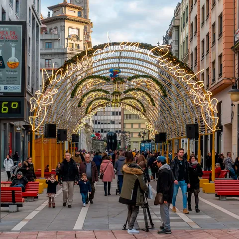 Paseo de luces en Oviedo por navidad, Asturias, España© Pavel105 / Shutterstock.com