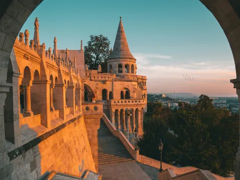 Arcos y torres del Bastión de los Pescadores al atardecer con vistas de Budapest