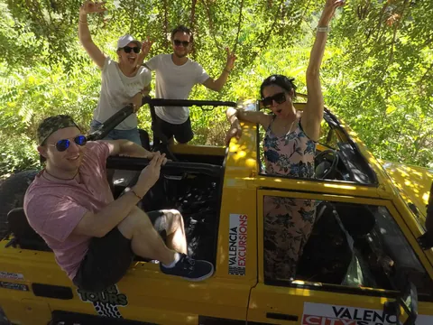 Grupo disfrutando del recorrido en 4x4 por la Sierra Calderona cerca de Valencia.
