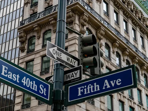 Señales de la Quinta Avenida y East 40th Street en Manhattan, Nueva York, Estados Unidos