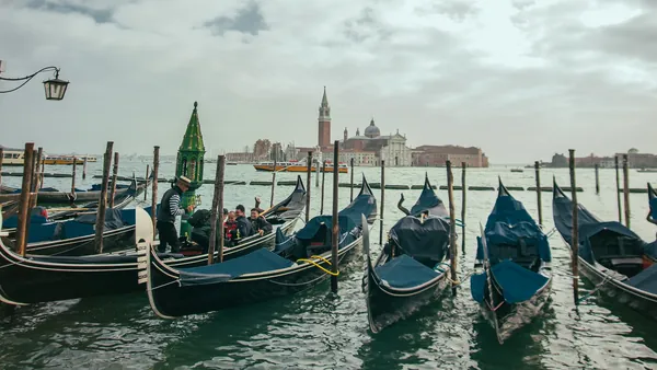 Góndolas atracadas frente a la isla de San Giorgio Maggiore en Venecia