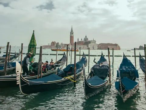 Góndolas atracadas frente a la isla de San Giorgio Maggiore en Venecia