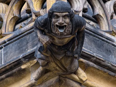 Gárgola tallada en la fachada de la Catedral de San Vito, en el Castillo de Praga.