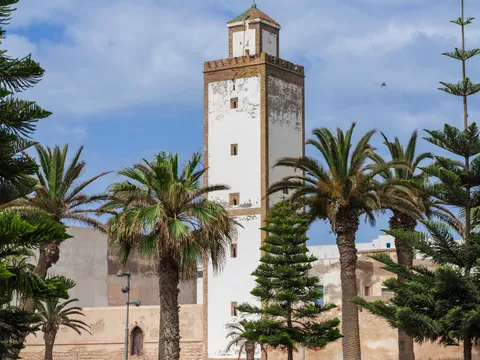 Torre histórica entre palmeras en la zona antigua de Essaouira, Marruecos
