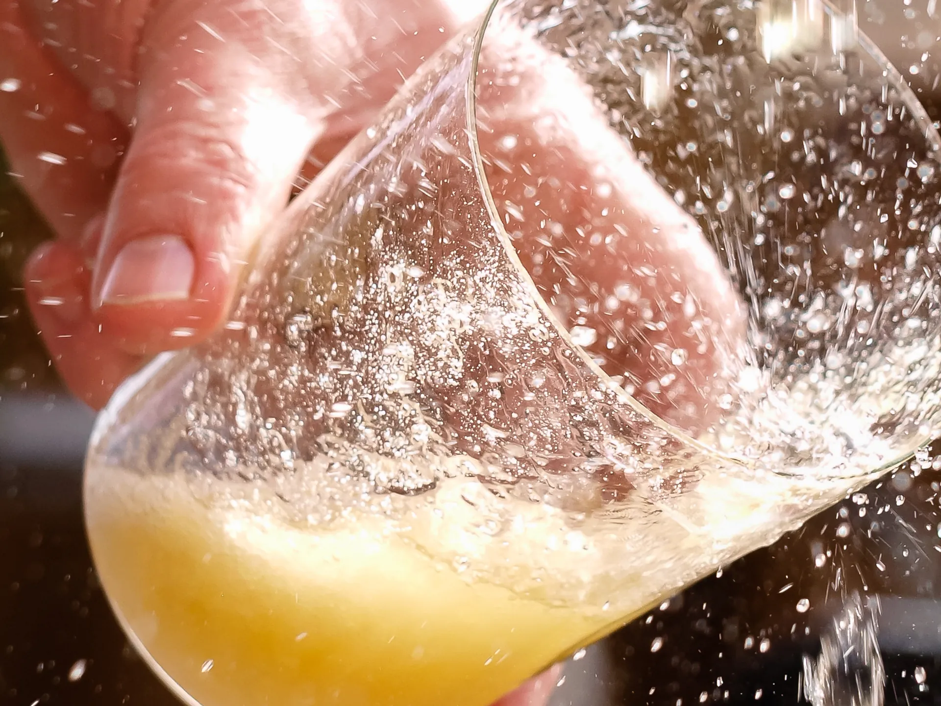 Persona escanciando sidra asturiana en un vaso
