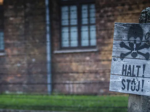 Cartel de advertencia “Halt! Stój!” en Auschwitz I, Polonia