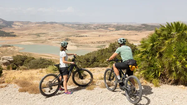 Ciclistas contemplando el embalse del Conde de Guadalhorce en El Chorro, Málaga