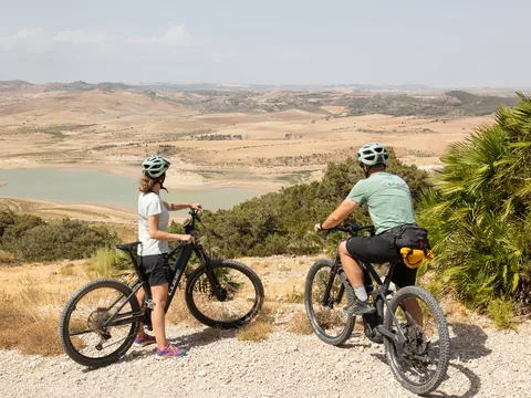Ciclistas contemplando el embalse del Conde de Guadalhorce en El Chorro, Málaga