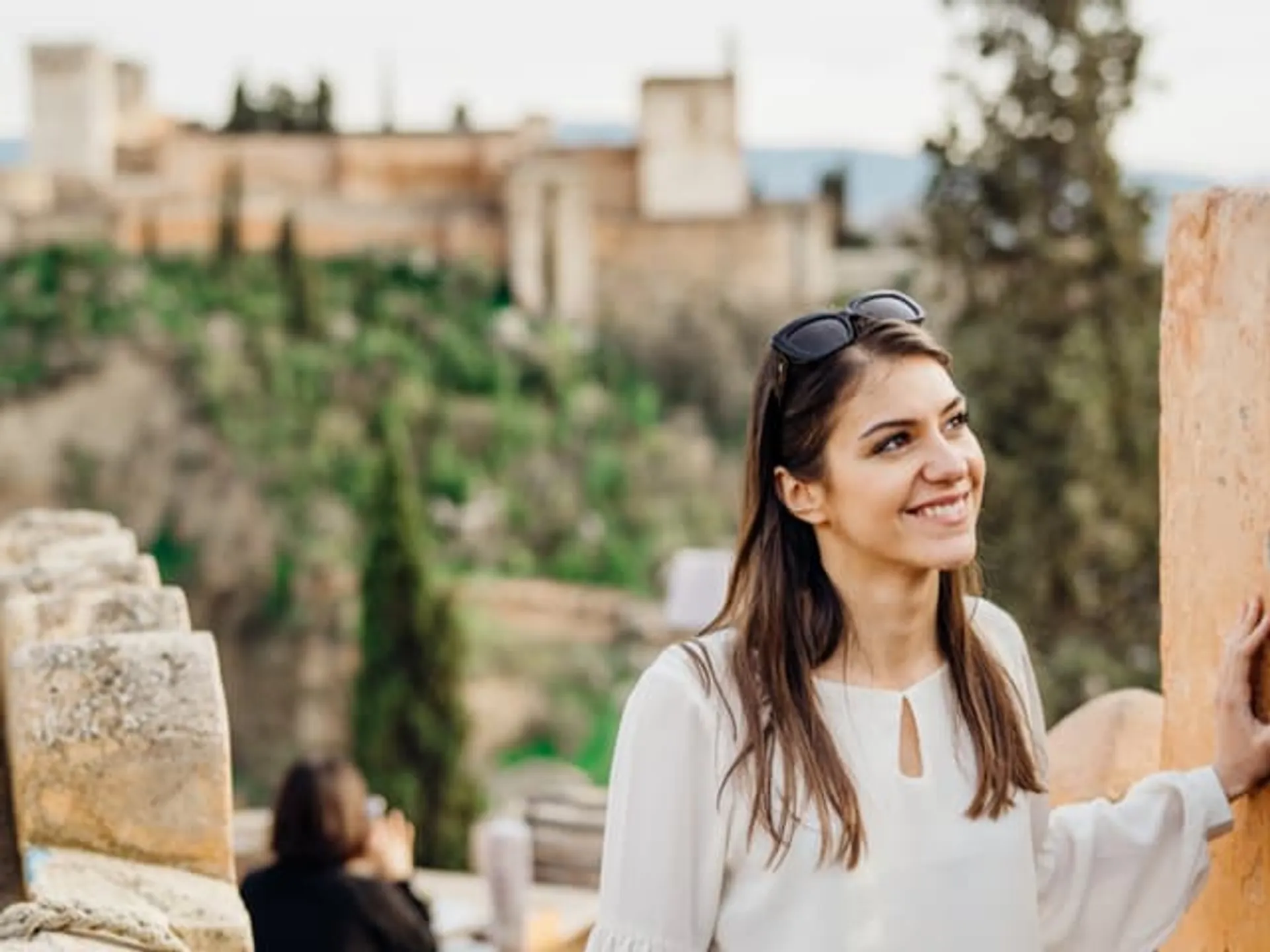 mujer de vacaciones en Granada-que hacer un fin de semana-Guías de viaje Buendía Tours