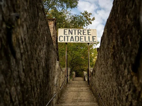 Escalera que conduce a la entrada de la Ciudadela de Dinant, Bélgica