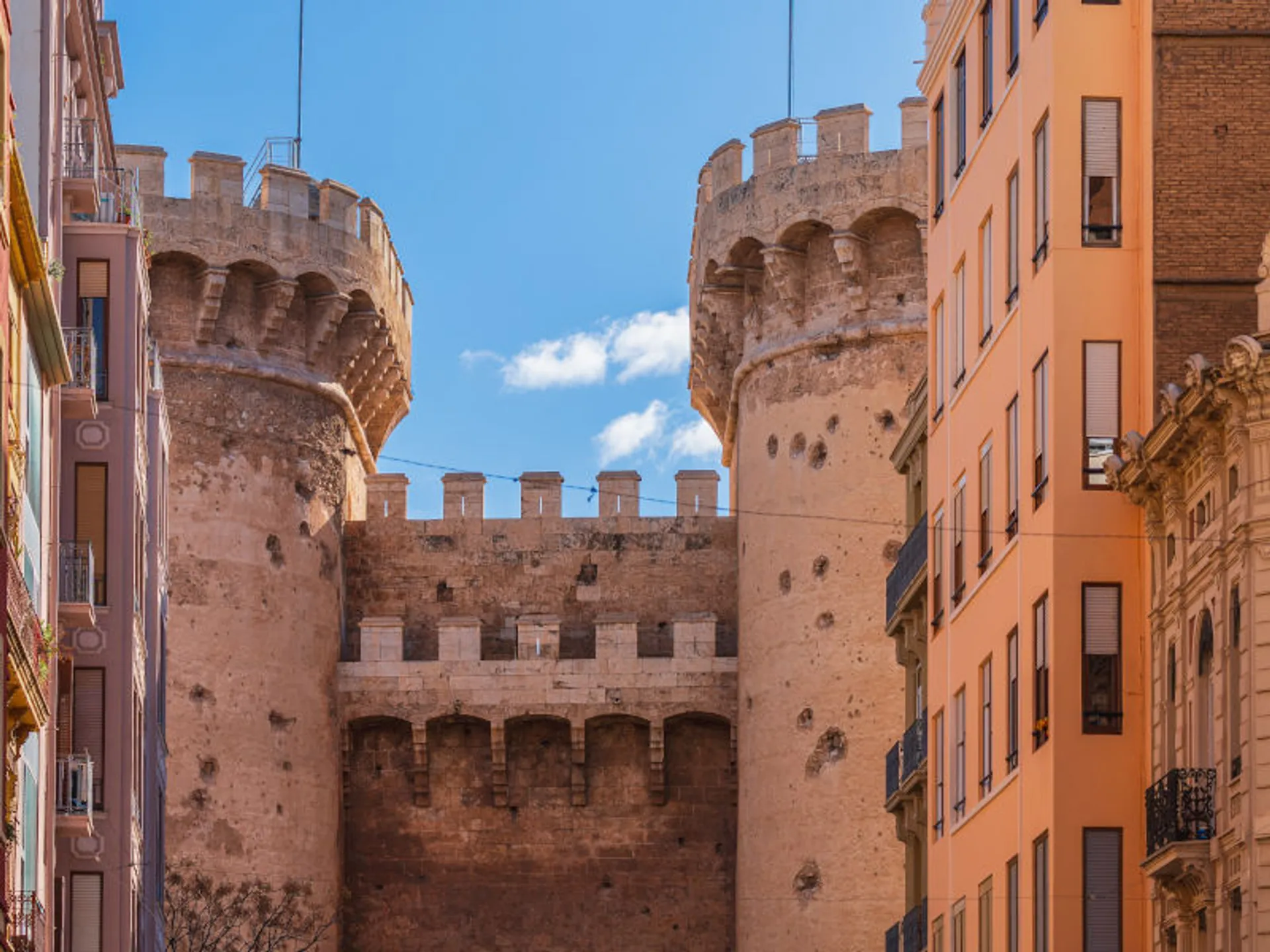 Si pasas un día en Valencia, puedes acercarte a las Torres de Quart y descubrir las muescas de cañonazos de su estructura.
