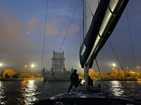 Paseo en velero por Lisboa al anochecer