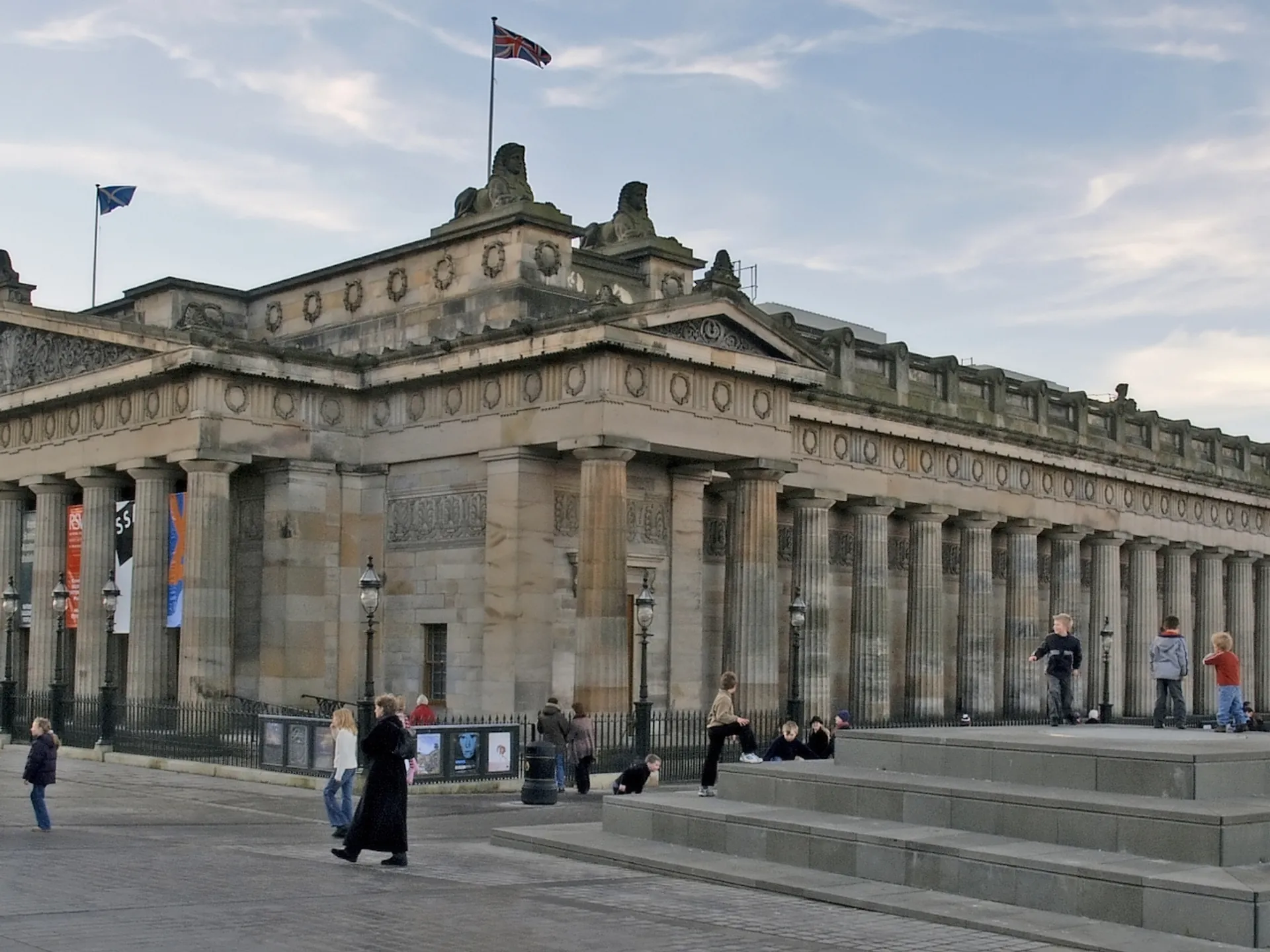 Gente en el exterior de la National Gallery - National Gallery de Escocia - Museos de Edimburgo - Qué ver en Edimburgo - Guía de Viajes Edimburgo - Buendía Tours