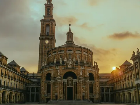 Atardecer en la plaza de la Laboral Ciudad de la Cultura, Gijón.
