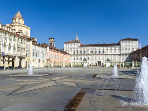 En Turín, la visita guiada da comienzo frente al Palacio Real.