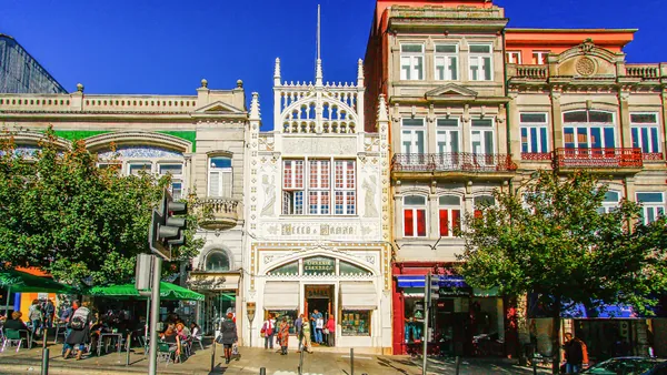 Visita el centro histórico, los lugares modernos de la ciudad y los más icónicos del centro como la Librería Lello.