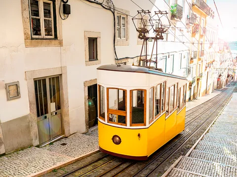 Elevador da Bica recorriendo una calle empinada de Lisboa.