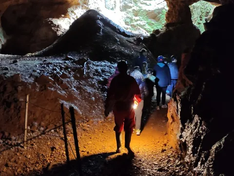 Los participantes avanzan con sus cascos de luz por el interior de la mina.