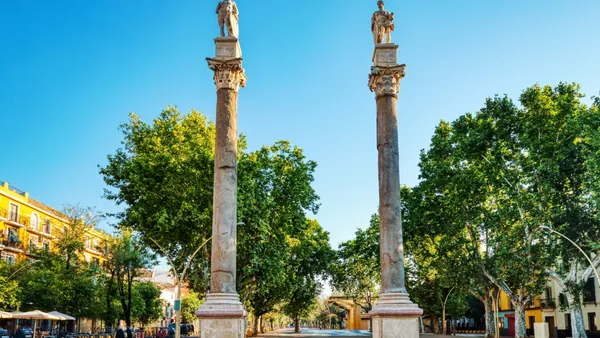 Columnas centrales de la Alameda de Hércules, una de las zonas más animadas de Sevilla.