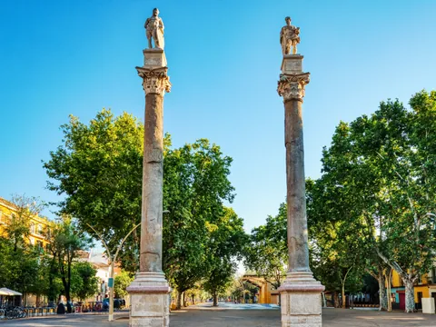 Columnas centrales de la Alameda de Hércules, una de las zonas más animadas de Sevilla.