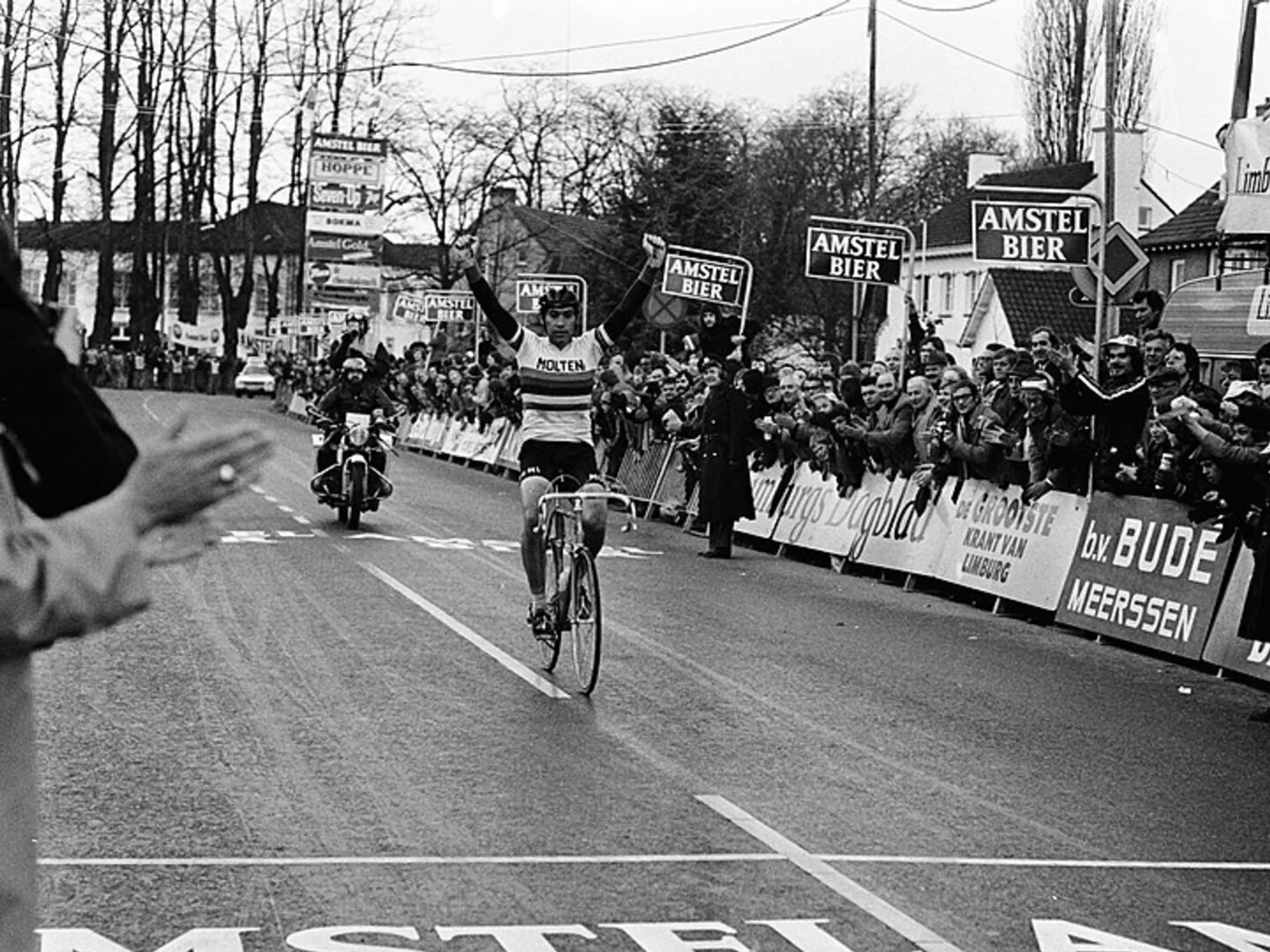 Eddy Merckx celebra victoria en meta de la Amstel Gold Race 1975, Meerssen