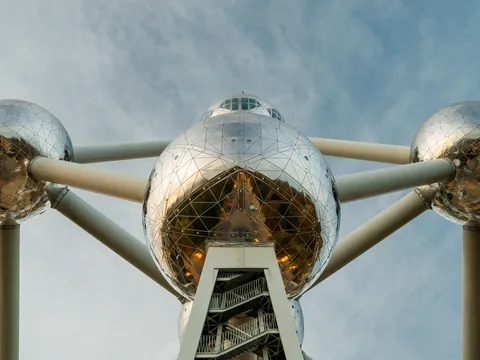 Vista desde abajo del Atomium de Bruselas