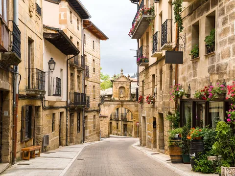 Calle medieval de Laguardia con casas de piedra y arco histórico en La Rioja