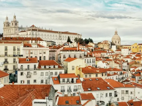Vista del barrio de Alfama en Lisboa, con São Vicente de Fora y el Panteón al fondo.