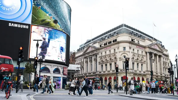 Piccadilly Circus es una de las plazas más vibrantes y concurridas de la capital londinense