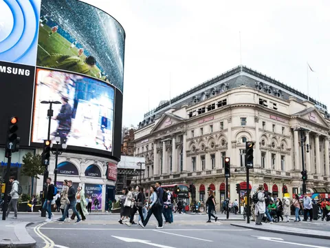Piccadilly Circus es una de las plazas más vibrantes y concurridas de la capital londinense