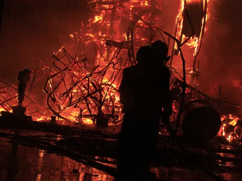 Bomberos ante una recreación del incendio de Santander entre llamas intensas
