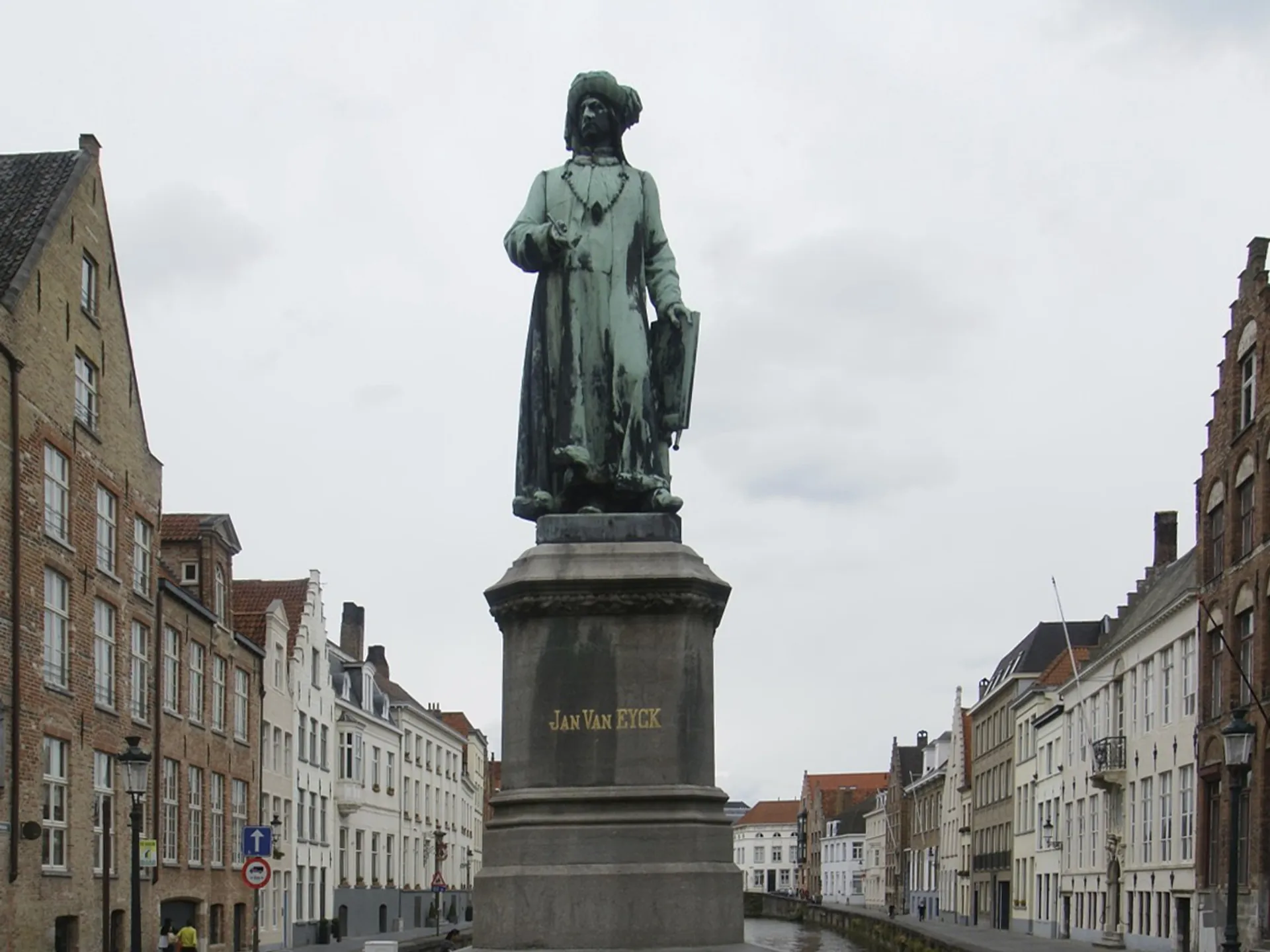 Estatua de Jan van Eyck en la plaza con el mismo nombre de Brujas, Bélgica
