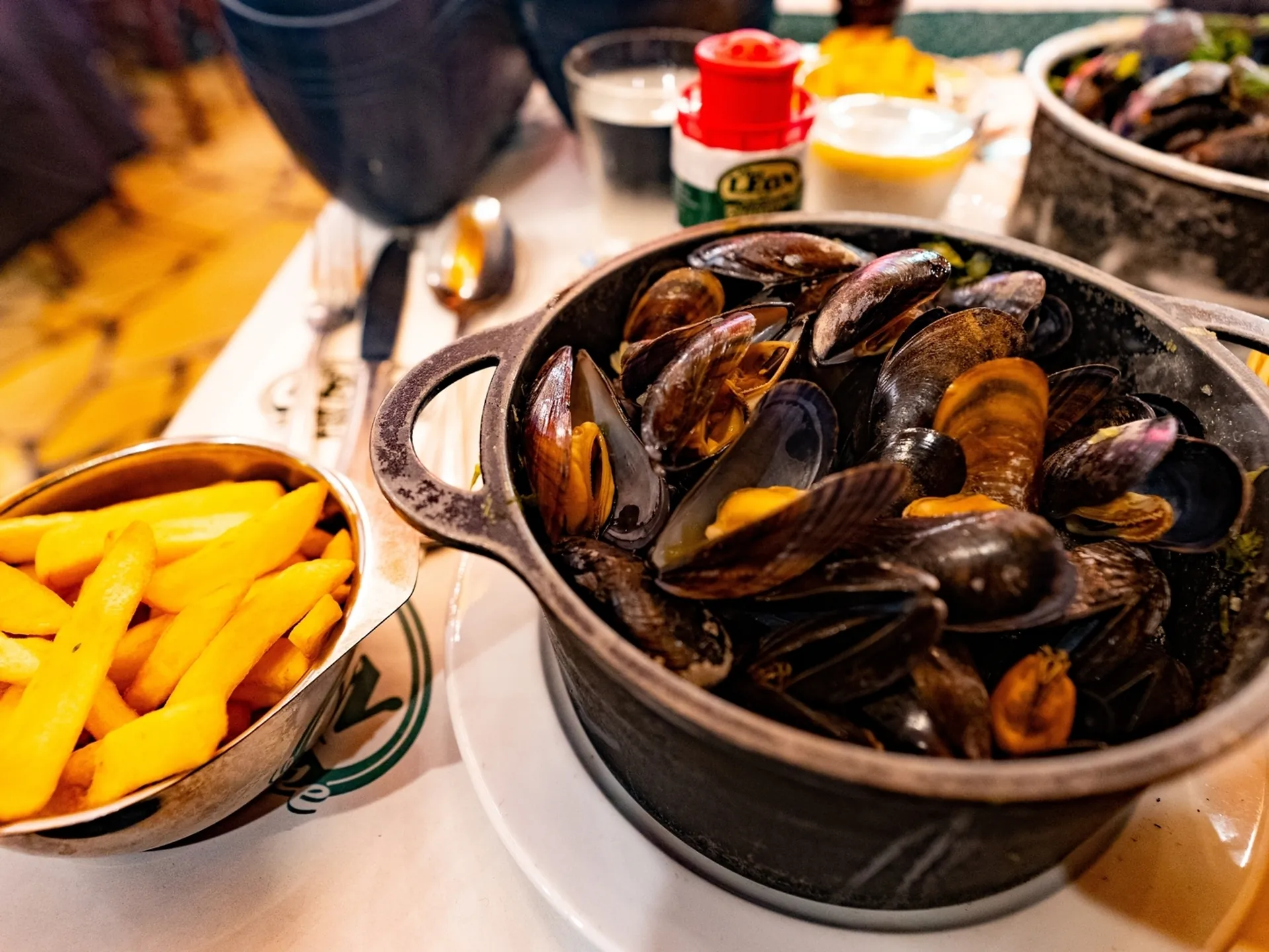 Moules-frites con patatas fritas en un restaurante de Bruselas. 