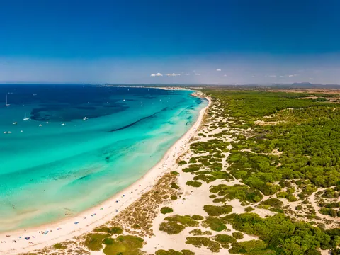 Vista aérea de la extensa Playa de Es Trenc en Mallorca