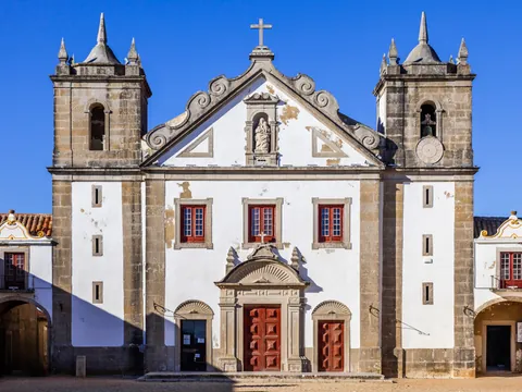 Imagen frontal de la capilla de Nuestra Señora del Cabo, Sesimbra