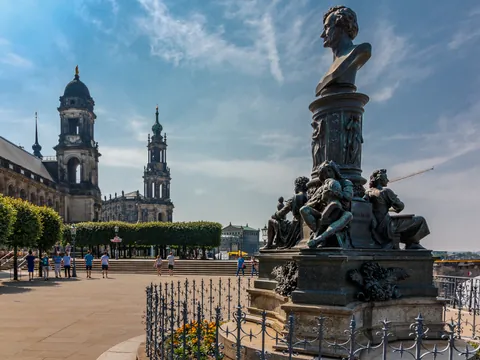 Estatua en la Terraza Brühl con vistas al río Elba y edificios históricos en Dresde.