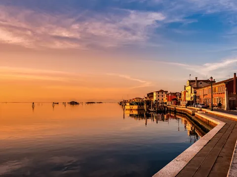 La preciosa isla Pallestrina en Venecia al atardecer
