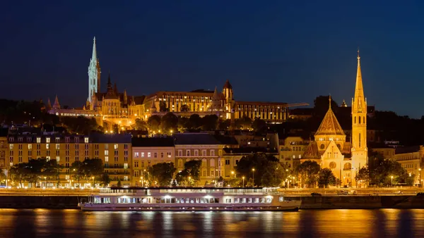 Un crucero navegando por el Danubio en Budapest con el Bastión de los Pescadores.