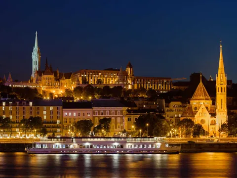 Un crucero navegando por el Danubio en Budapest con el Bastión de los Pescadores.