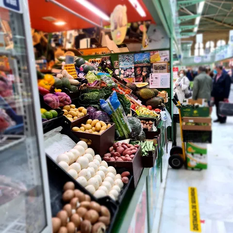 Puesto de frutas y verduras dentro del Mercado del Fontán de Oviedo, Asturias - Guía de viajes Oviedo - Buendía