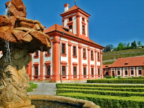 Jardines y fachada del Palacio de Troja en Praga, República Checa