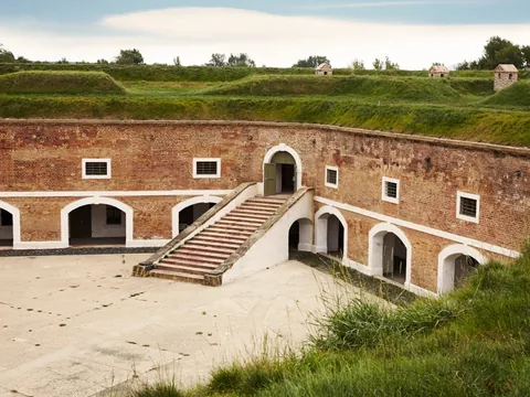Fosos y muros de ladrillo de la Fortaleza de Terezín, campo de concentración.