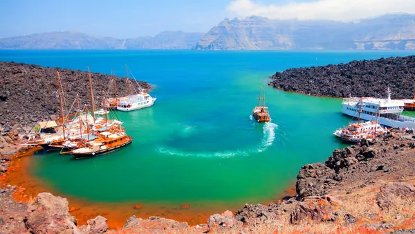 Crucreo islas Volcanicas Santorini paseo en barco Tradicional Griego Nea Kameni Volcal Palea Kameni Hot Spring Thirassia Grecia